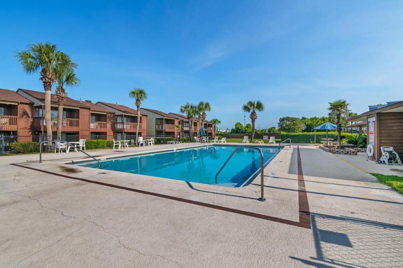 הוילה פנמה סיטי ביץ' Experience Starlit Nights From Beach Happy'S Balcony Overlooking The Community Pool At Beachwalk מראה חיצוני תמונה